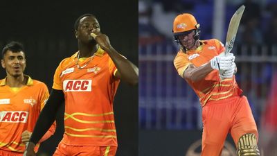 ILT20: Carlos Brathwaite's stifling spell propels Gulf Giants to a 3-wicket win over Dubai Capitals Carlos Brathwaite (L) and Chris Lynn (R).