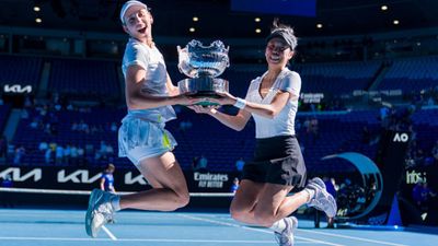 Australian Open: Pairing of Hseih Su-wei and Elise Mertens seal women's doubles title, edge out Jelena Ostapenko and Lyudmyla Kichenok Su-Wei Hsieh (R) of Chinese Taipei and Elise Mertens of Belgium pose with the championship trophy after winning their Women’s Doubles Finals match. (Getty Images)