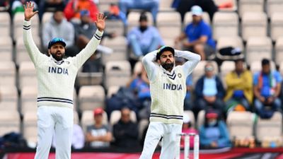 'India wouldn't have lost under Virat Kohli': England legend takes swipe at Rohit Sharma ahead of IND vs ENG's 2nd Test India skipper Rohit Sharma (left) and batting maestro Virat Kohli in this frame. (Getty)