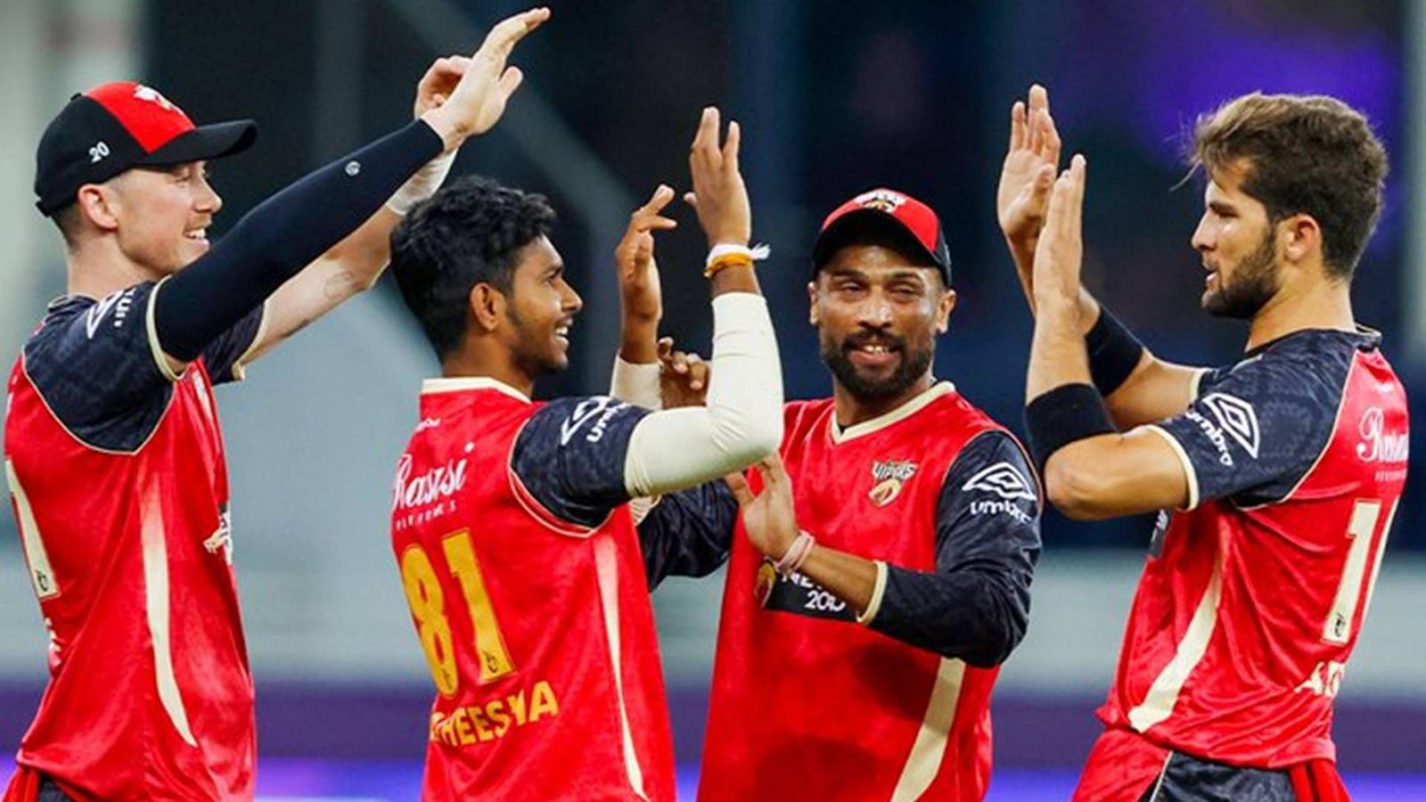 Shaheen Afridi fails after early blows as Caribbean duo lead David Warner’s Dubai Capitals to 4-wicket win in last-ball thriller Shaheen Afridi celebrates a wicket with his Desert Vipers' teammates (Photo Credit: ILT20, X)