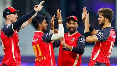 Shaheen Afridi fails after early blows as Caribbean duo lead David Warner’s Dubai Capitals to 4-wicket win in last-ball thriller Shaheen Afridi celebrates a wicket with his Desert Vipers' teammates (Photo Credit: ILT20, X)