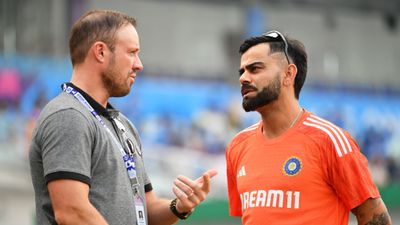 AB de Villiers takes U-turn after revealing Virat Kohli-Anushka Sharma's 2nd child news, does this moments after disclosing secret South Africa legend AB de Villiers (left) and India's batting maestro Virat Kohli in this frame. (Getty)