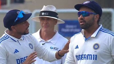 Watch: Kuldeep Yadav tries to convince Rohit Sharma to opt for DRS; Indian skipper shows thumbs up after replay shows it was a bad idea Kuldeep Yadav trying to convince Rohit Sharma to take the review (Screengrab: JioCinema, X)
