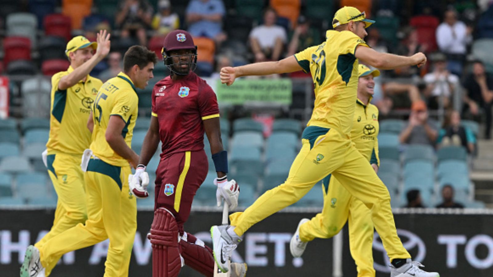 AUS vs WI: Australia record fastest ever ODI chase in 6.5 overs after bulldozing West Indies by 8 wickets to sweep series 3-0 West Indies' Matthew Forde (C) looks back after his dismissal as Australian players celebrate during the third ODI in Canberra on February 6. (Getty)