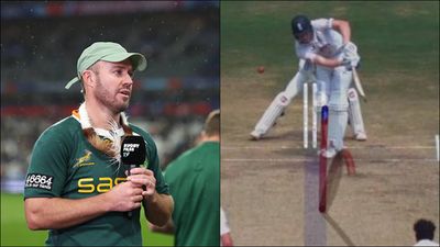 AB de Villiers feels Ben Stokes is right to be upset over Zak Crawley's dismissal, faults cameras for controversial call Zak Crawley was dismissed lbw by Kuldeep Yadav (File Photo: Getty Images, Screengrab: X)