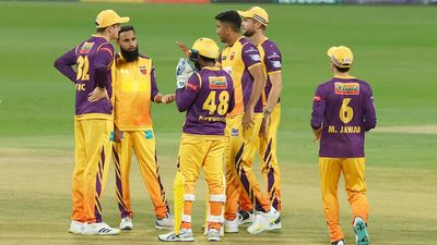 Released by SRH, snubbed in IPL auction, England leggie's 4/12 bowls out Knight Riders for 94, Sharjah Warriors register easy 7-wicket win Adil Rashid celebrates a wicket with Sharjah Warriors teammates (Photo Courtesy: ILT20)
