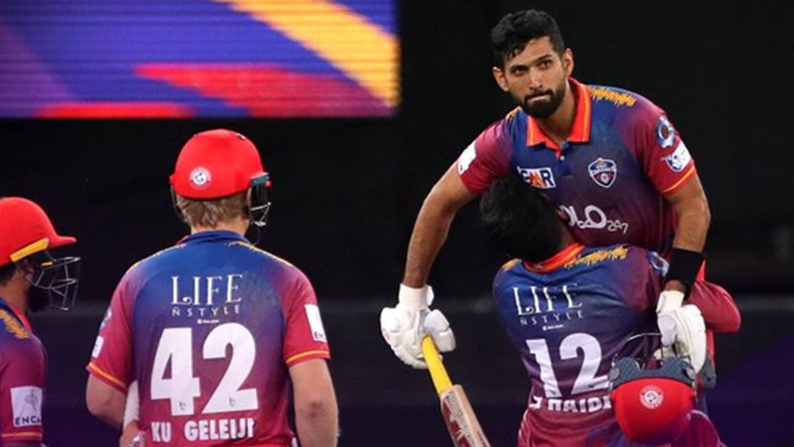 Sikandar Raza's last-ball six leads Dubai Capitals to thrilling 5-wicket win over Desert Vipers in David Warner's absence Sikandar Raza celebrates Dubai Capitals' win after smashing a six off the last ball (Photo Courtesy: ILT20)
