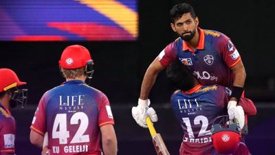 Sikandar Raza's last-ball six leads Dubai Capitals to thrilling 5-wicket win over Desert Vipers in David Warner's absence Sikandar Raza celebrates Dubai Capitals' win after smashing a six off the last ball (Photo Courtesy: ILT20)
