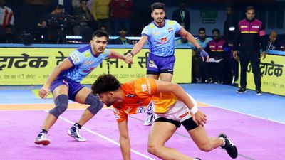 PKL 10: Puneri Paltan knock Bengal Warriors out of playoffs contention, Ashu leads Dabang Delhi to thrilling win against Tamil Thalaivas Players in action during clash between Puneri Paltan and Bengal Warriors clash (Photo Courtesy: PKL)