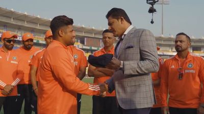 ‘Only 310 people have…’: Anil Kumble’s motivational words for Sarfaraz Khan while handing Test debut cap in Rajkot; watch video Legendary Indian spinner Anil Kumble congratulates Sarfaraz Khan on his Test debut in Rajkot. (Photo Courtesy: Twitter)