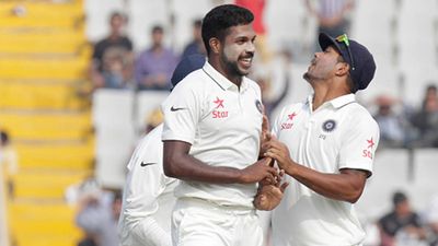 Bowled 153.4 kmph delivery in Vijay Hazare Trophy 2010-11 final, India's express pacer announces retirement amidst IND vs ENG Test series Varun Aaron celebrates a wicket with his teammate Umesh Yadav (File Photo: Getty Images)
