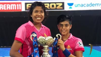 WPL 2024's most expensive player ruled out, Gujarat Giants name Mumbai all-rounder as replacement; RCB make one change too Former Indian pacer Jhulan Goswami with Kashvee Gautam (File Photo)
