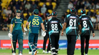AUS vs NZ: Tim David turns match on its head in last-ball thriller to help Australia down New Zealand by six wickets in T20I opener Australia's Mitchell Marsh (left) and Tim David (2nd from left) talk during first T20I against New Zealand at Sky Stadium on February 21 in Wellington. (Getty)