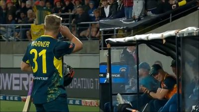 David Warner booed by hostile New Zealand crowd, Australian opener responds with flying kiss to leave teammate in splits; watch video David Warner gives a flying kiss to New Zealand crowd responding to the booeing (Screengrab: X)