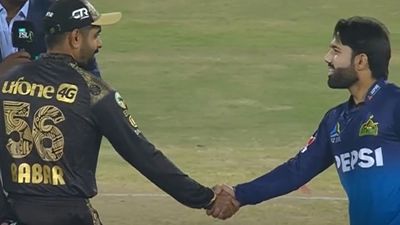 PSL: Mohammad Rizwan's Sultans choke miserably as Babar Azam's Peshawar register a nail-biting 5-run win Babar Azam (L) and Mohammad Rizwan (R).