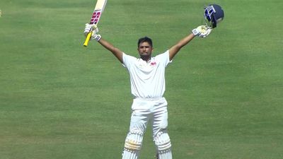 Ranji Trophy: Sarfaraz's brother Musheer Khan converts maiden FC ton into double century, digs Mumbai out of deep hole by scoring 53% of team's runs Mumbai batter Musheer Khan.
