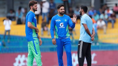 PSL: Massive injury scare for Pakistan as match-winner fast bowler injures bowling shoulder 3 months before T20 World Cup; watch video here Pakistan pacers Shaheen Afridi and Haris Rauf speaking with Indian fast bowler Jasprit Bumrah.