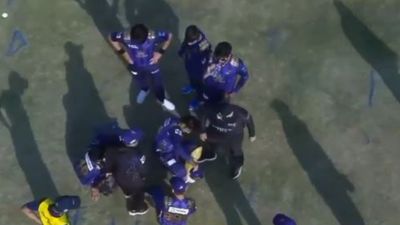 WATCH: Ex-Pakistan captain Sarfaraz collapses on ground after Mohammad Wasim's deadly throw bangs his head during PSL tie Sarfaraz Ahmed fell on the ground after being blown away by Mohammad Wasim's deadly throw during PSL match. (Screengrab-X)