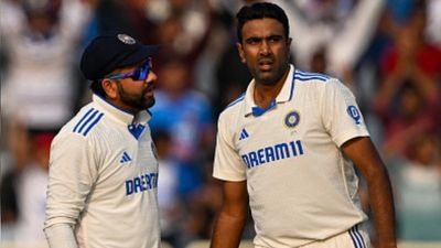 Ravichandran Ashwin to lead Team India in the fifth Test against England in Dharamsala? India skipper Rohit Sharma (left) and star spinner R Ashwin in this frame. (Getty)