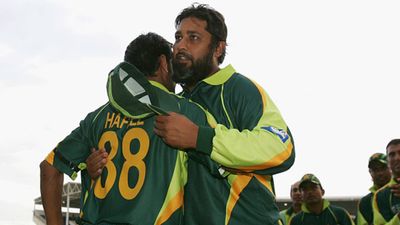 Inzamam-ul-Haq slams PCB for sacking Mohammad Hafeez as Team Director, questions why Wahab Riaz was not held accountable? Inzamam-ul-Haq hugs Mohammad Hafeez (File Photo: Getty Images)