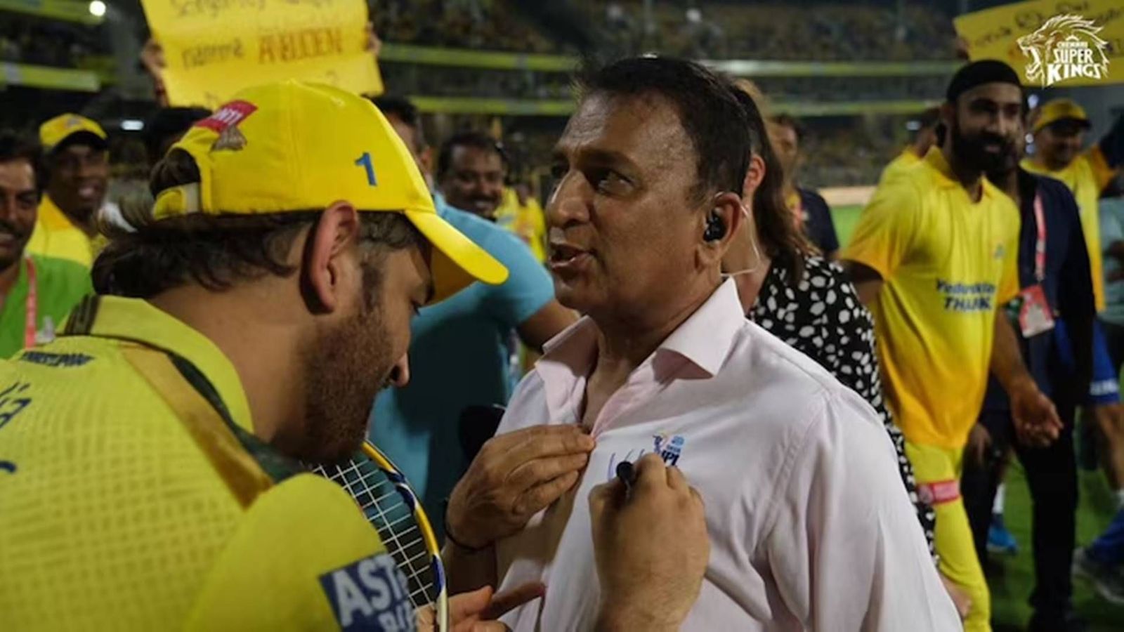 Sunil Gavaskar reveals what he did with the shirt signed by CSK captain MS Dhoni MS Dhoni signs Sunil Gavaskar's shirt during IPL 2023 (Photo Courtesy: CSK, Instagram)
