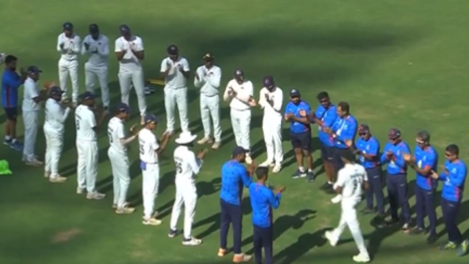 WATCH: Indian pacer receives heartfelt gesture from teammates, Ajinkya Rahane leads the guard of honour for veteran cricketer; video surfaces WATCH: Indian pacer receives heartfelt gesture from teammates, Ajinkya Rahane leads the guard of honour for veteran cricketer; video surfaces