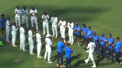 WATCH: Indian pacer receives heartfelt gesture from teammates, Ajinkya Rahane leads the guard of honour for veteran cricketer; video surfaces Dhawal Kulkarni received a guard of honour from teammates.