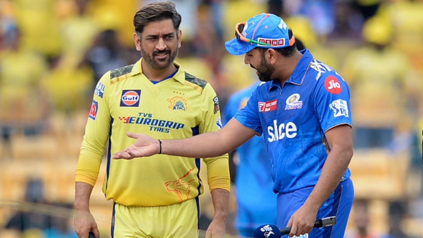 IPL 2024: Ex-Mumbai Indians star criticises franchise's decision to remove Rohit Sharma from captaincy, hints at Hitman switching to CSK MS Dhoni (L) and Rohit Sharma (R).