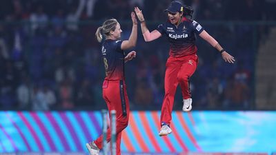 'Swing-Queen' Ellyse Perry wreaks havoc against Mumbai Indians with 6 for 15 to register best bowling figures in WPL history RCB's Ellyse Perry celebrates Pooja Vastrakar's wicket (Getty Images)