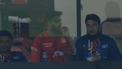 Watch: Imad Wasim smokes cigarette in dressing room after destroying Multan Sultans batting lineup with record-breaking fifer in PSL 2024 final Imad Wasim smoking in the dressing room during PSL 2024 final (Screengrab: X)