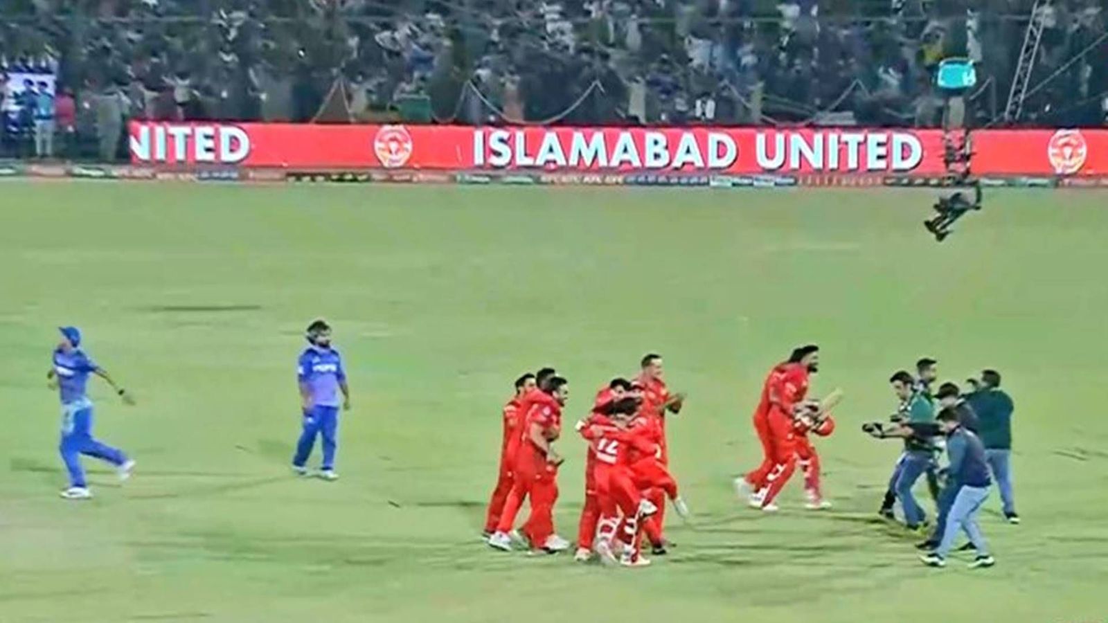Imad Wasim's sensational all-round display leads Islamabad United to third PSL title; Rizwan's Multan Sultans lose another last-ball thriller Islamabad United players celebrate their win over Multan Sultans in PSL 2024 final (Screengrab: PSL)