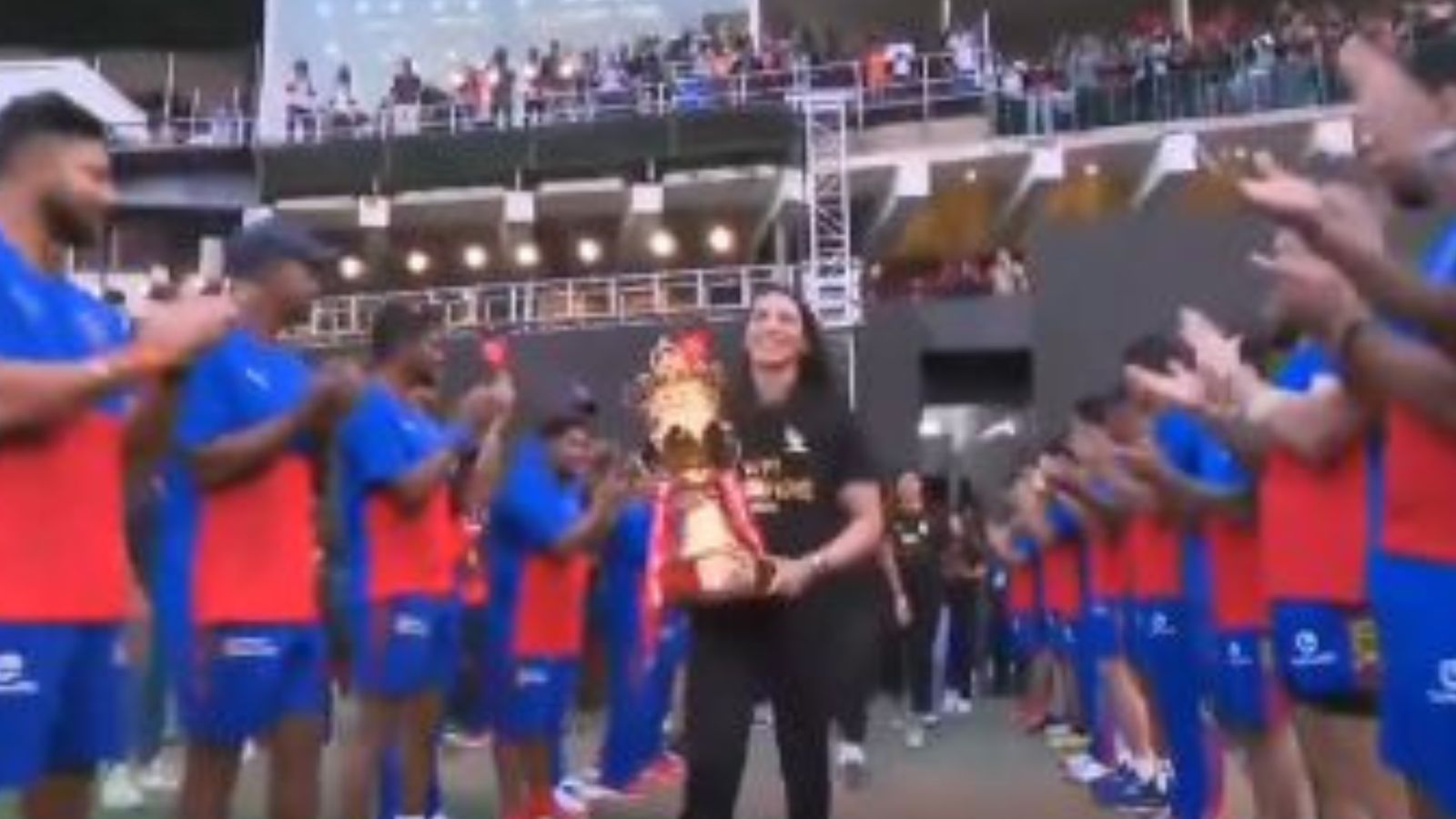 WATCH: Virat Kohli along with RCB brigade give guard of honour to WPL-winning women's team in a heart-winning gesture WATCH: Virat Kohli along with RCB brigade give guard of honour to WPL-winning women's team in a heart-winning gesture