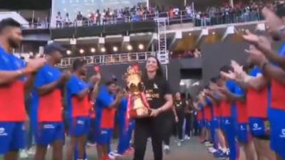 WATCH: Virat Kohli along with RCB brigade give guard of honour to WPL-winning women's team in a heart-winning gesture RCB's men's team lined up to give guard of honour to WPL 2024-winning RCB women's team. (Screengrab-X)