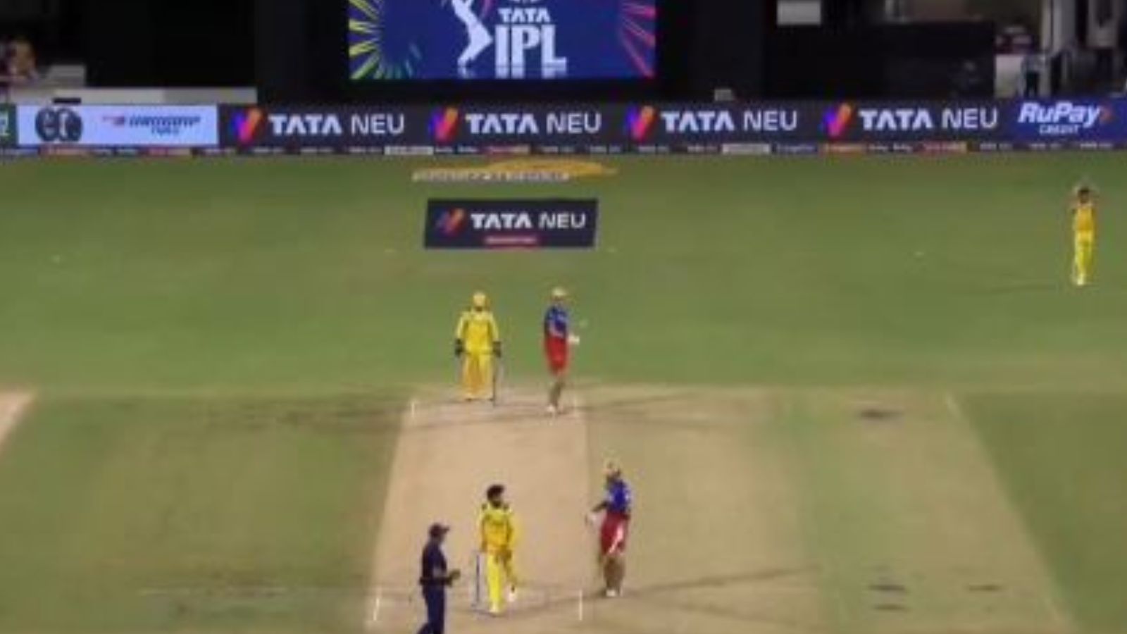 'Saans toh lene de usko': Virat Kohli's amusing exchange with Ravindra Jadeja lighten the mood in IPL 2024's opener, WATCH amusing video RCB's Virat Kohli and CSK's Ravindra Jadeja were spotted having banter during IPL 2024's opener. (Screengrab-X)