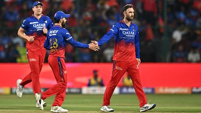 Glenn Maxwell tells commentators 'I'd rather not bowl in Chinnaswamy', then takes two big wickets against Punjab Kings Glenn Maxwell celebrates a wicket against Punjab Kings with Virat Kohli (Getty Images)