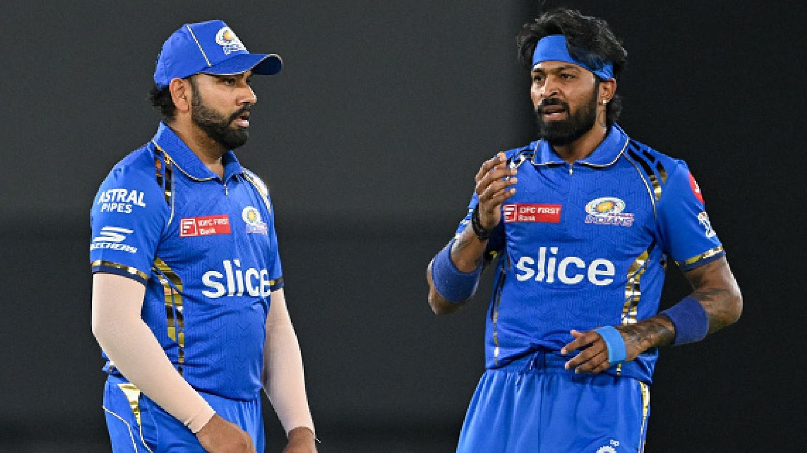 WATCH: Viral video shows Rohit Sharma instructing Mumbai Indians captain Hardik Pandya to field at the boundary Rohit Sharma (L) and Hardik Pandya (R). (PC: Getty)