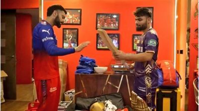 Virat Kohli gifts his bat to Rinku Singh after unbeaten 83-run knock against KKR, heart-warming gesture goes viral Virat Kohli presents his bat to Rinku Singh. (Screengrab: X)