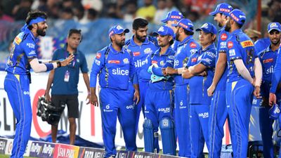 WATCH: 'Dejected and helpless' Hardik Pandya consoled by former Mumbai Indians star amidst surging pressure; video gains instant attention Hardik Pandya (L) talking to teammates. (PC: Getty).