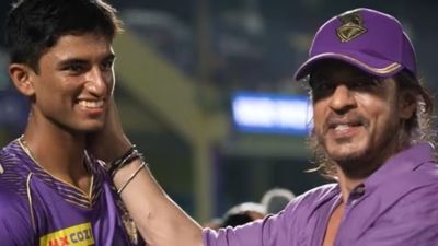 'Was special, don't know if he knows my name': Angkrish Raghuvanshi reveals details of his meeting with Shah Rukh Khan Angkrish Raghuvanshi meets Shah Rukh Khan (credit: Twitter)