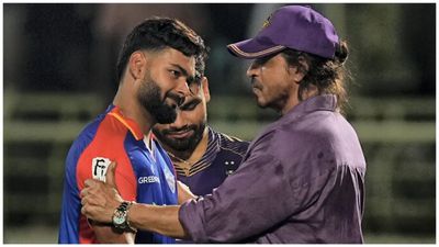 Rishabh Pant posts special Instagram story for Shah Rukh Khan after Vizag interaction Shah Rukh Khan meets Rishabh Pant after DC vs KKR match in Vizag (credit: Twitter)