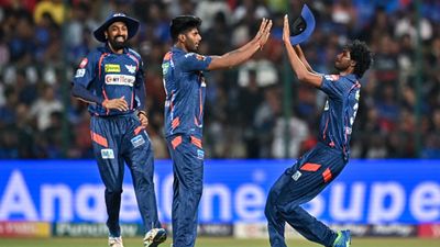 'It's a waste if Indian cricket...': Shane Watson's astounding statement on Mayank Yadav ahead of LSG vs GT's IPL 2024 showdown Lucknow Super Giants' Mayank Yadav (C) celebrates with teammates after taking the wicket of RCB's Glenn Maxwell during their IPL 2024 clash on April 2, 2024. (Getty)