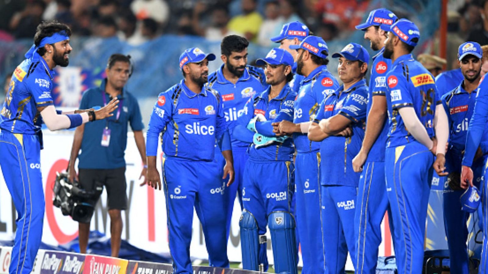 IPL 2024: Hardik Pandya's Mumbai Indians suffer injury blow ahead of RCB clash as explosive wicketkeeper-batter ruled out; replacement announced MI captain Hardik Pandya (L) speaking to his teammates. (PC: Getty).