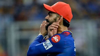 Watch: Wankhede crowd chants 'Kohli ko bowling do' as RCB bowlers struggle, here's how Virat reacted to their request Virat Kohli gestures to Wankhede crowd during the clash against Mumbai Indians (Getty Images)