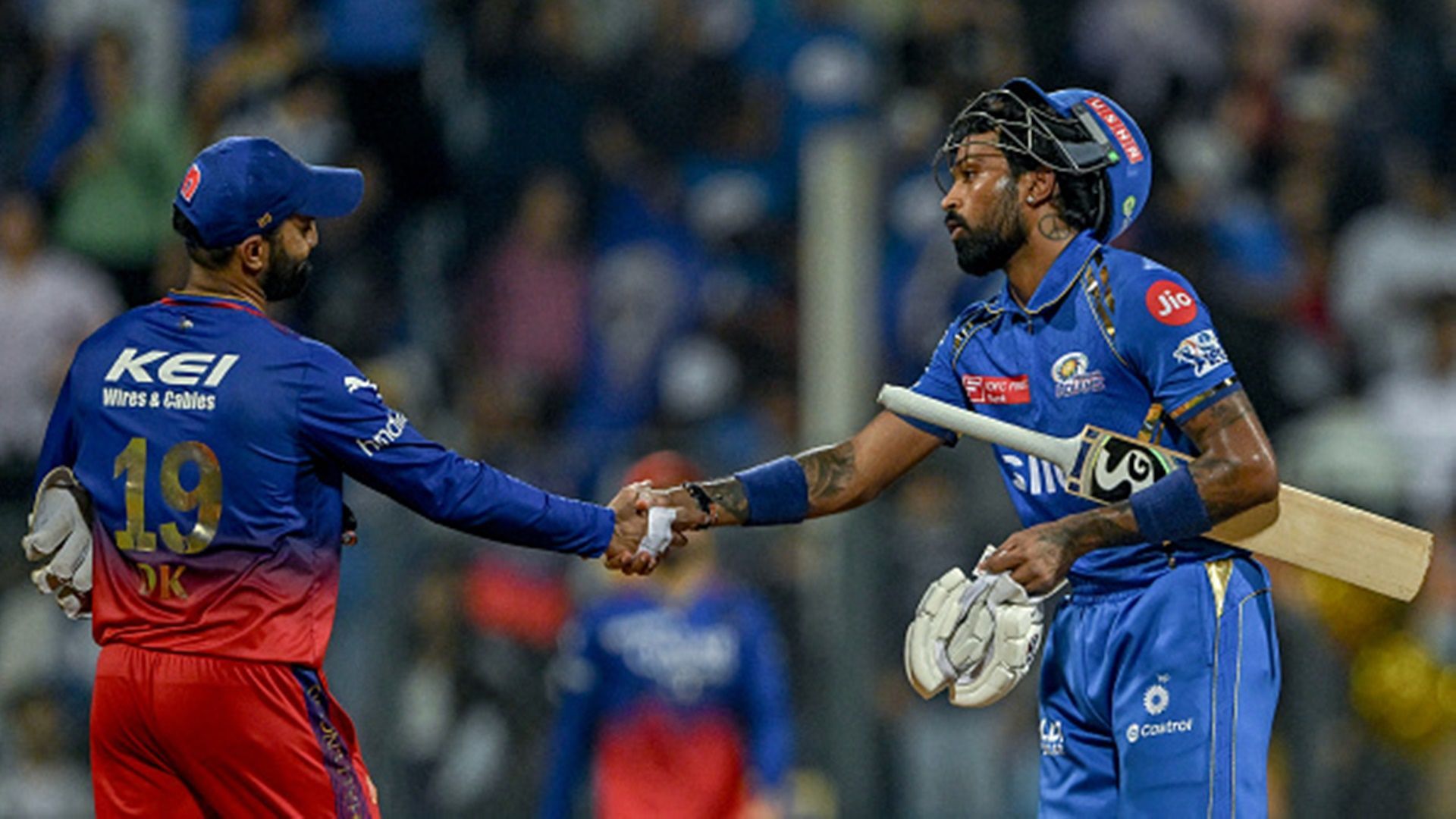 Dinesh Karthik shakes Hardik Pandya's hand after RCB's defeat to MI (Getty Images)