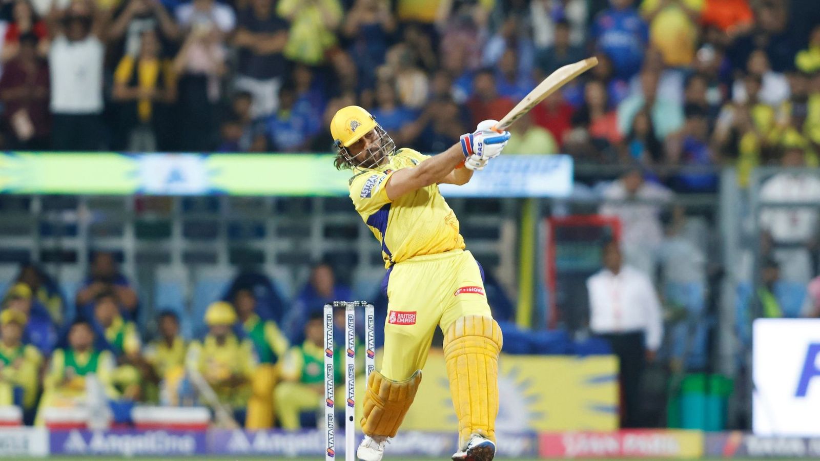 WATCH: MS Dhoni hits hat-trick of sixes against Hardik Pandya in final over, helps CSK go past 200-run mark MS Dhoni hitting six against Hardik Pandya (credit: Twitter)