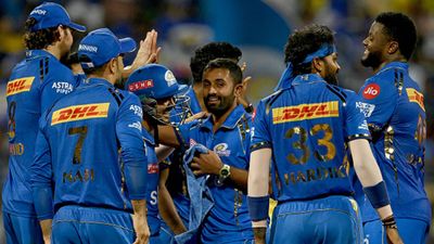 'I like to play percentage cricket': Hardik Pandya explains why he didn't give leg-spinner Shreyas Gopal another over while pacers took a beating Shryeas Gopal celebrates Rachin Ravindra's wicket with Mumbai Indians' teammates (Getty Images)