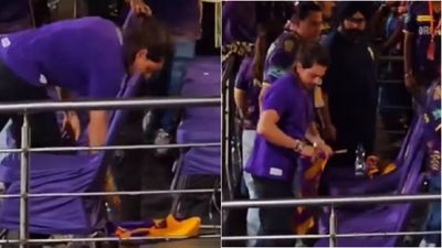 WATCH - Shah Rukh Khan's King-style gesture wins hearts, picks up all KKR flags from floor after match Shah Rukh Khan picking flags from floor (credit: Twitter)