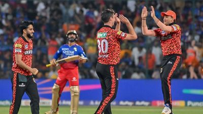 Here's how IPL 2024's points table looks like after RCB vs SRH's high-scoring slugfest Sunrisers Hyderabad's captain Pat Cummins (C) celebrates with teammates after taking the wicket of Royal Challengers Bengaluru's Saurav Chauhan during their IPL 2024 clash on April 15. (Getty)