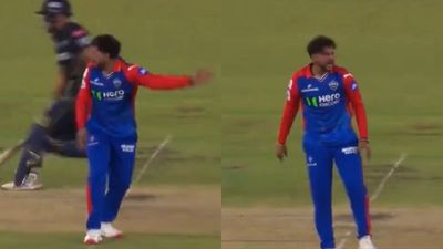 WATCH - Kuldeep Yadav gets furious on Delhi Capitals teammate, shouts 'pagal wagal hai kya!' Kuldeep Yadav gets mad at DC teammate (credit: Twitter screen grab)