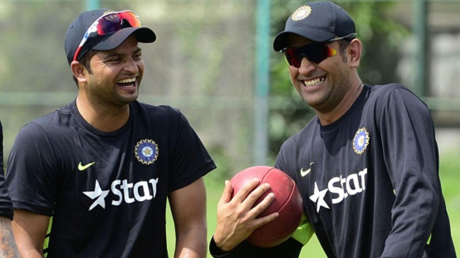 'If you party late into the night...': Suresh Raina takes a huge dig at RCB and 2 other franchises for not winning the IPL Suresh Raina (L) and MS Dhoni (R). (PC: Getty).